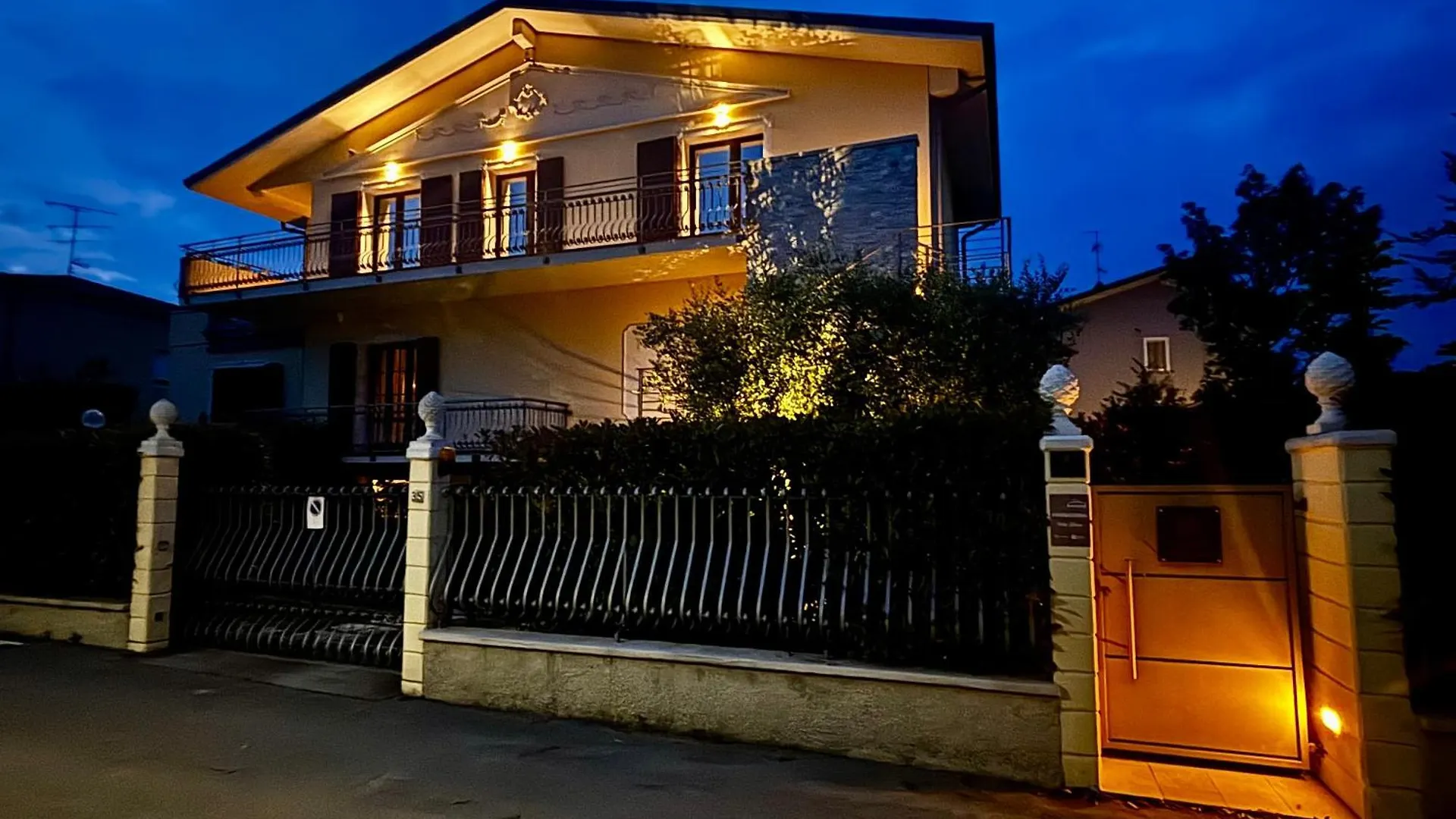 Villa Elena Desenzano del Garda 0*,